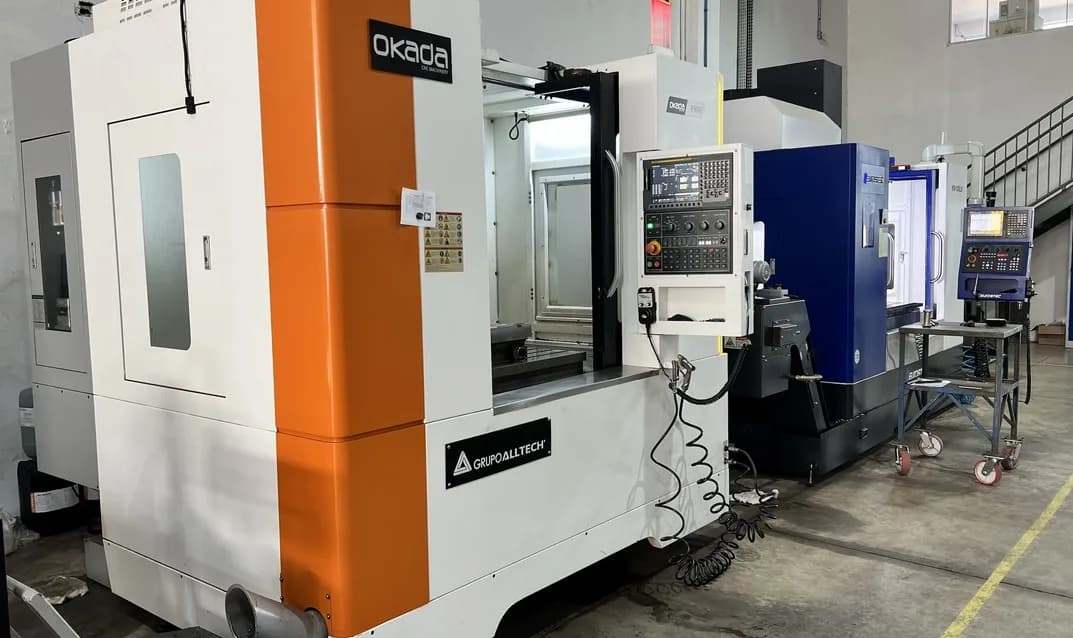 Centro de usinagem CNC em operação no parque fabril da Agritol.