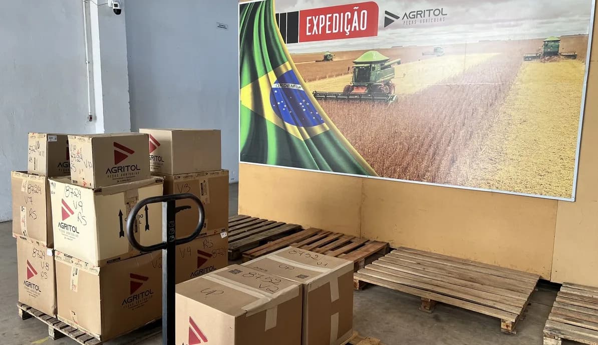 Caixas da Agritol paletizadas e prontas na área de expedição.